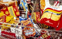 1280px-Unhealthy_snacks_in_cart-1024x640